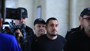 39-годишният мъж, използвал 4-месечно бебе за прикритие при продажба на наркотици, остава в ареста