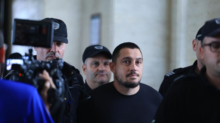 39-годишният мъж, използвал 4-месечно бебе за прикритие при продажба на наркотици, остава в ареста 39-годишният мъж, използвал 4-месечно бебе за прикритие при продажба на наркотици, остава в ареста
