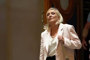 Президентски избори във Франция: Марин льо Пен води в социологическите проучвания