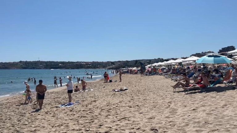 Издирват 7-годишно дете, изчезнало в бурното море край плаж „Харманите“ в Созопол Издирват 7-годишно дете, изчезнало в бурното море край плаж „Харманите“ в Созопол