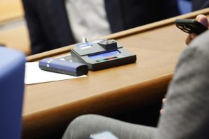 На първо четене: Една трета от всички директорски позиции в публичните компании трябва да са заемани от жени