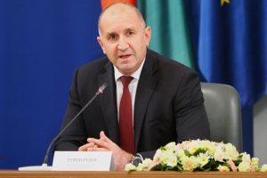 Румен Радев на посещение в Струмяни: Българската държава няма да остави хората на стихията