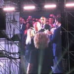 Лили Иванова слезе от сцената, за да разцелува Симеон Сакскобургготски и жена му (Снимки)