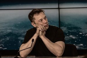 Жертва на сексуално насилие съди AI на Мъск за използване на нейни снимки