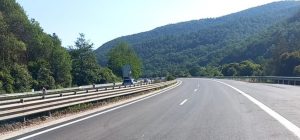 БНТ: Все повече участъци по пътищата остават без мантинели