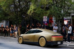 Златни роботаксита Tesla Cybercab плъзнаха из Тексас