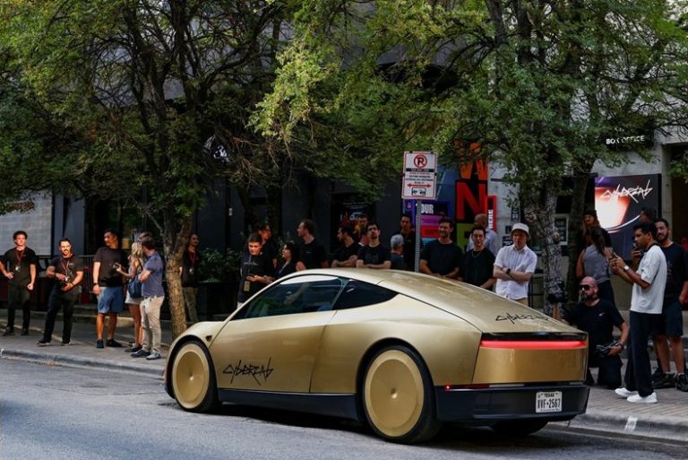 Златни роботаксита Tesla Cybercab плъзнаха из Тексас Златни роботаксита Tesla Cybercab плъзнаха из Тексас