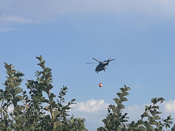 Военен хеликоптер се включи в гасенето на големия пожар над село Антон