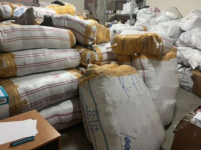Близо 40 000 стоки със знаци на известни марки задържаха на Лесово Близо 40 000 стоки със знаци на известни марки задържаха на Лесово