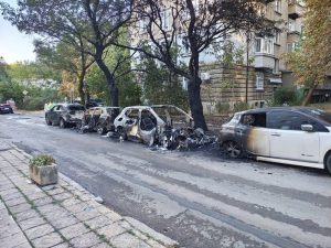 Хванаха двамата, запалили 12 коли в столичния кв. „Лагера“