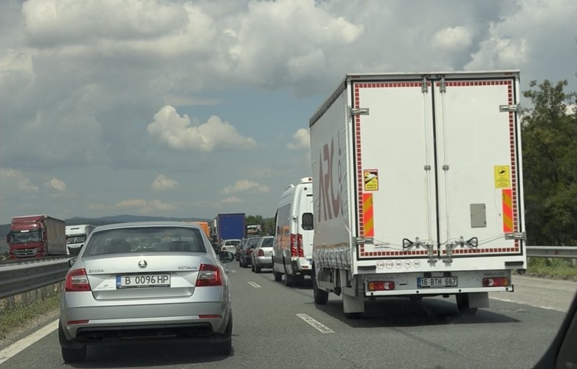 Четири коли се удариха на „Тракия“, няма тежко пострадали