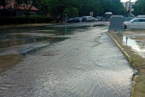 Авария наводни булевард в Пловдив, чешмите пресъхнаха (Снимки)