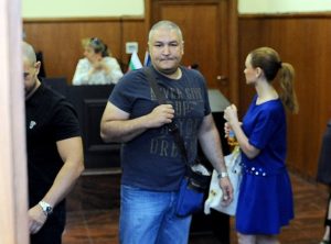 Хастара блъска колата на шефа на ДАНС, докато го издирват. Пуйката избягва затвора заради присъда в Испания