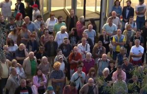 Протестираха пред БНТ в защита на журналиста Георги Ангелов