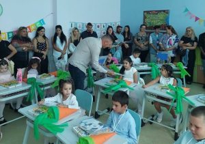 Подаръци от „Черноморец“ за първолаците от училището в Долно Езерово