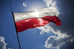 Полша затвори две летища заради руски удари по Украйна