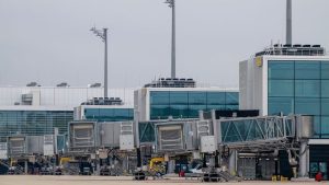 Кола се блъсна в самолет на летището в Мюнхен