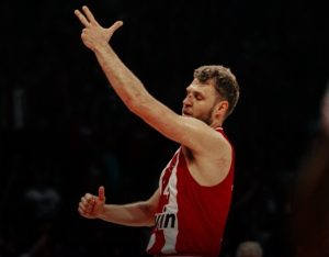 Везенков отбеляза 22 точки, но Олимпиакос загуби финала за Суперкупата