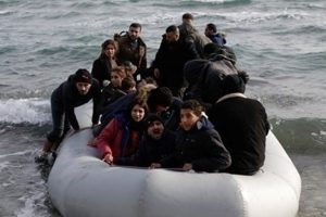 Хванаха 65 мигранти край островите Крит и Родос