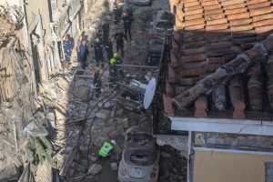 Извадиха тялото на жена след взрива в Атина, издирват още петима души (Снимки)