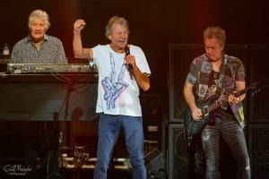 Deep Purple започват европейското си турне от София, опашка за автографи на летището