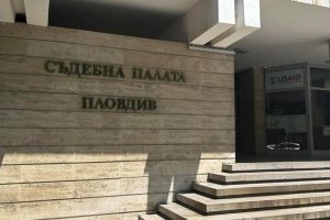 Шофьорка блъсна кола на кръстовище в Пловдив и побягна, намериха я в мола