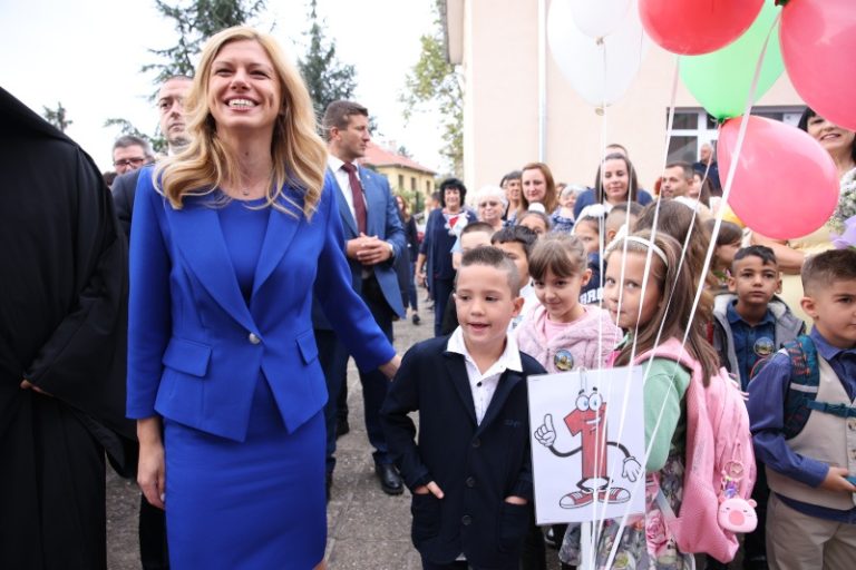 Михаела Доцова: Благодарение на традицията и отношението на българина към образованието, 15-и септември се превърна в един от най-щастливите и радостни празници за всички ни Михаела Доцова: Благодарение на традицията и отношението на българина към образованието, 15-и септември се превърна в един от най-щастливите и радостни празници за всички ни
