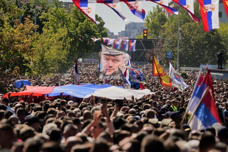 Сърбия изпрати Младич с почести въпреки присъдата за геноцид Сърбия изпрати Младич с почести въпреки присъдата за геноцид