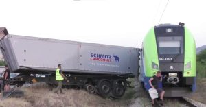 След удара на камион във влак: Възстановиха движението на влакове в участъка Враца-Бели извор