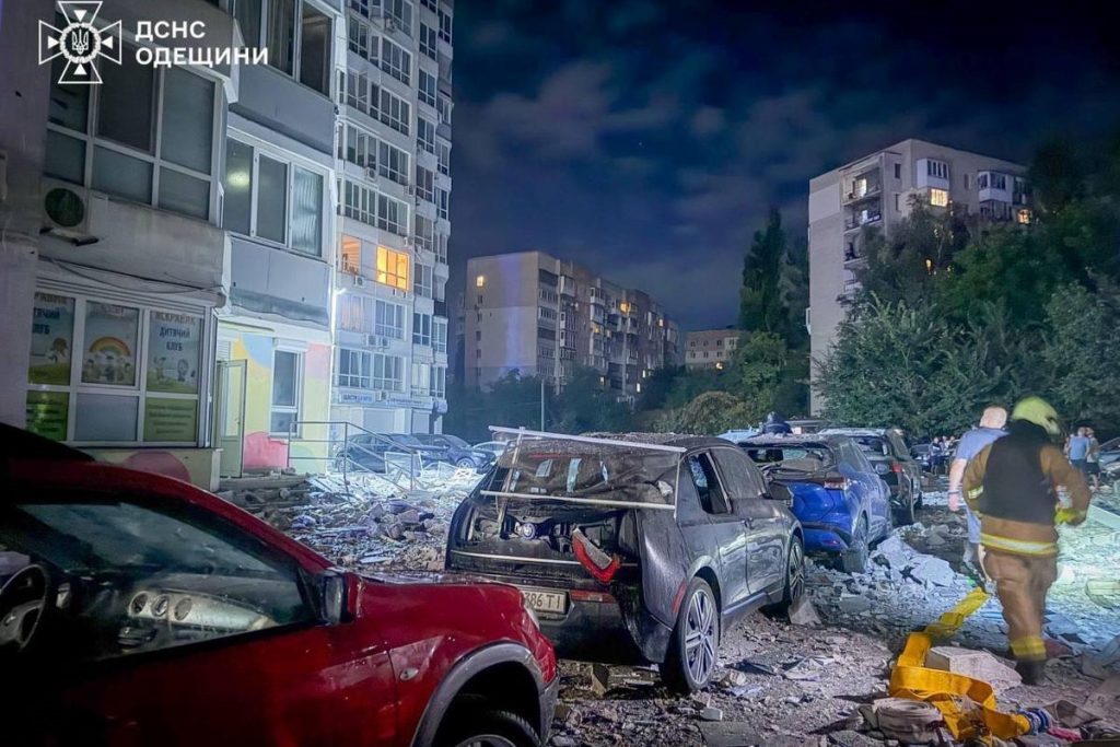 Руска ракета е унищожила частично висок жилищен блок в Одеса