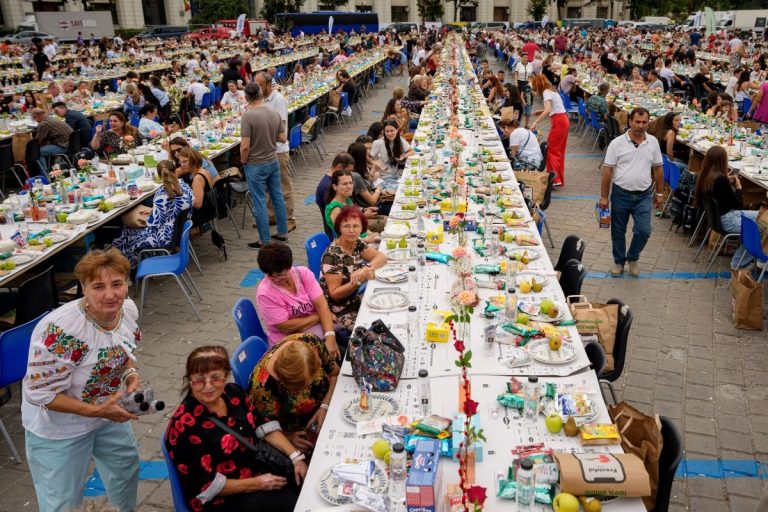 Най-дългата маса в света събра 20 000 души в Букурещ Най-дългата маса в света събра 20 000 души в Букурещ
