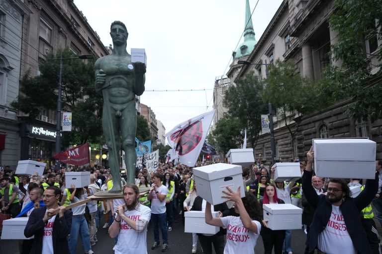 В Сърбия: Протестиращи студенти регистрираха листите си за вота на 25 октомври В Сърбия: Протестиращи студенти регистрираха листите си за вота на 25 октомври