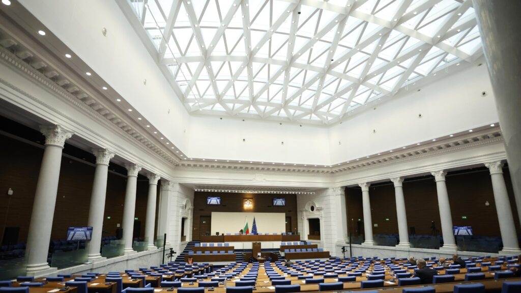 Опозицията с обвинения към управляващите заради високите цени на горивата