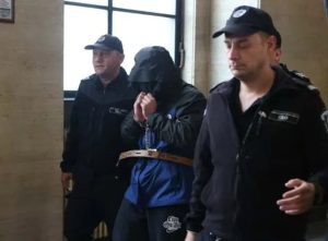 Прокурорският син отказа да свали качулката си в съда, глоби го 250 евро