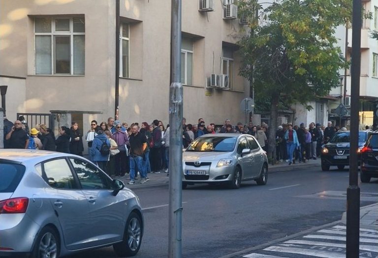Разкриват нови пунктове за отчет на личните асистенти, за да се избегнат опашките в Пловдив Разкриват нови пунктове за отчет на личните асистенти, за да се избегнат опашките в Пловдив