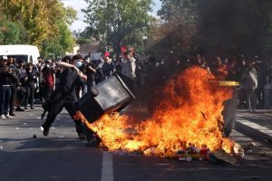 Заляха директор с бензин по време на ученическите протести във Франция