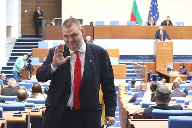 Пеевски към Радев: Покажи фактурите за платените ми полети, ако не – оставка