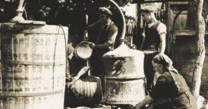 Мръсните тайни на БГ историята: Ракия „Монополка“ – 36 градуса, се ражда от мерките на Кимон Георгиев през 1934 г.
