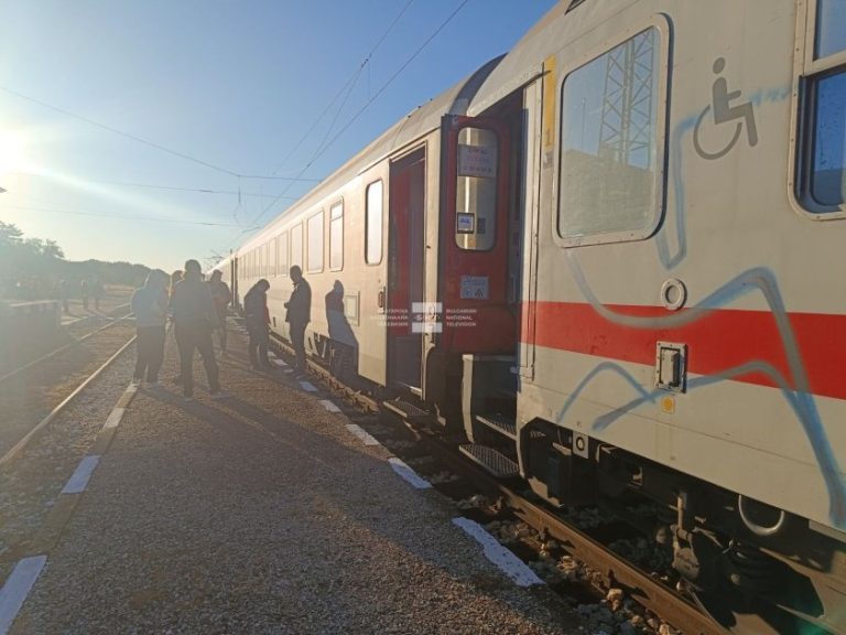 Изтичане на газ от цистерна спря седем влака на гара Карлово Изтичане на газ от цистерна спря седем влака на гара Карлово
