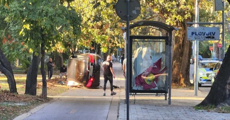 Кола се преобърна до спирка на бул. „Копривщица“ в Пловдив Кола се преобърна до спирка на бул. „Копривщица“ в Пловдив