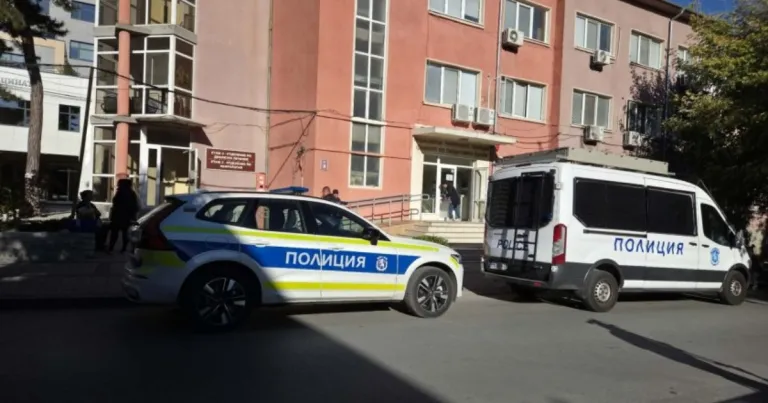 Пациенти чакат пред клиника в УМБАЛ „Св. Георги“ заради полицейска акция Пациенти чакат пред клиника в УМБАЛ „Св. Георги“ заради полицейска акция
