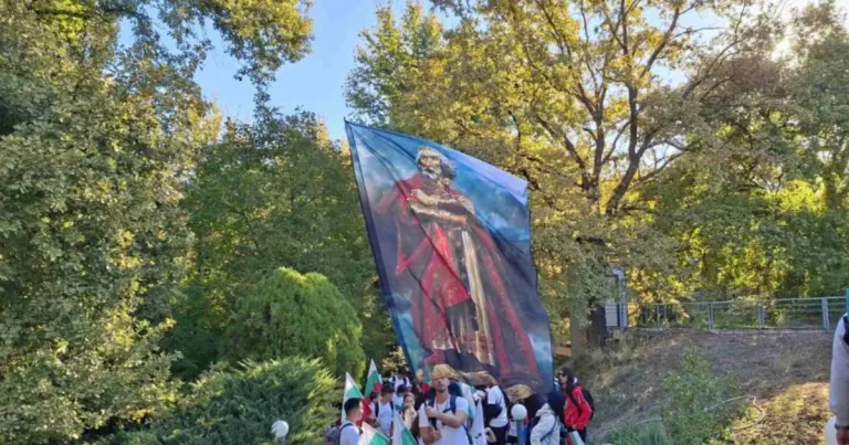 Над 1500 души се включиха в похода по стъпките на Самуил Над 1500 души се включиха в похода по стъпките на Самуил