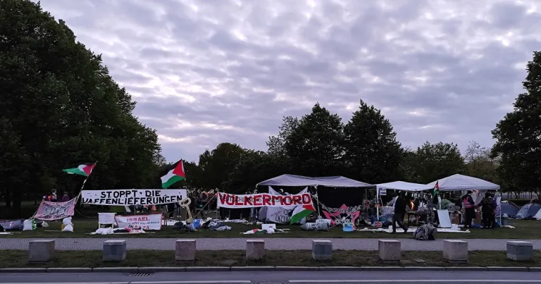 Полицията спря протест с около 700 души в Берлин; задържани са над 10 Полицията спря протест с около 700 души в Берлин; задържани са над 10