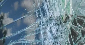 Автомобил падна в Арда край Мадан, двама са ранени