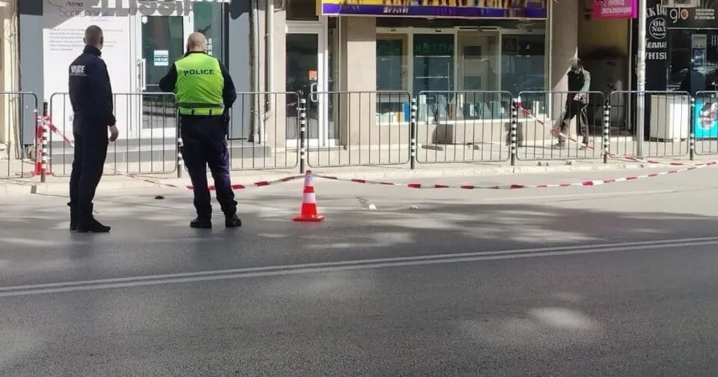 Полиция и медици са на място след падане от блок в Благоевград