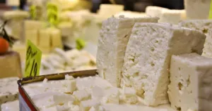 Абровски готви ново наименование за продуктите, продавани като сирене