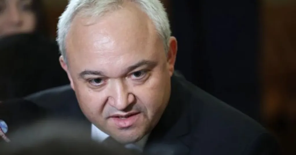 Демерджиев внесе в прокуратурата документите за полетите на Пеевски