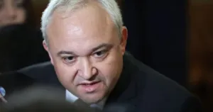 Демерджиев внесе в прокуратурата документите за полетите на Пеевски