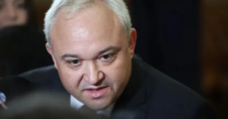 Демерджиев внесе в прокуратурата документите за полетите на Пеевски Демерджиев внесе в прокуратурата документите за полетите на Пеевски