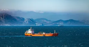 Снаряди удариха танкер край Катар, Иран заплаши да затвори маршрут в Ормуз